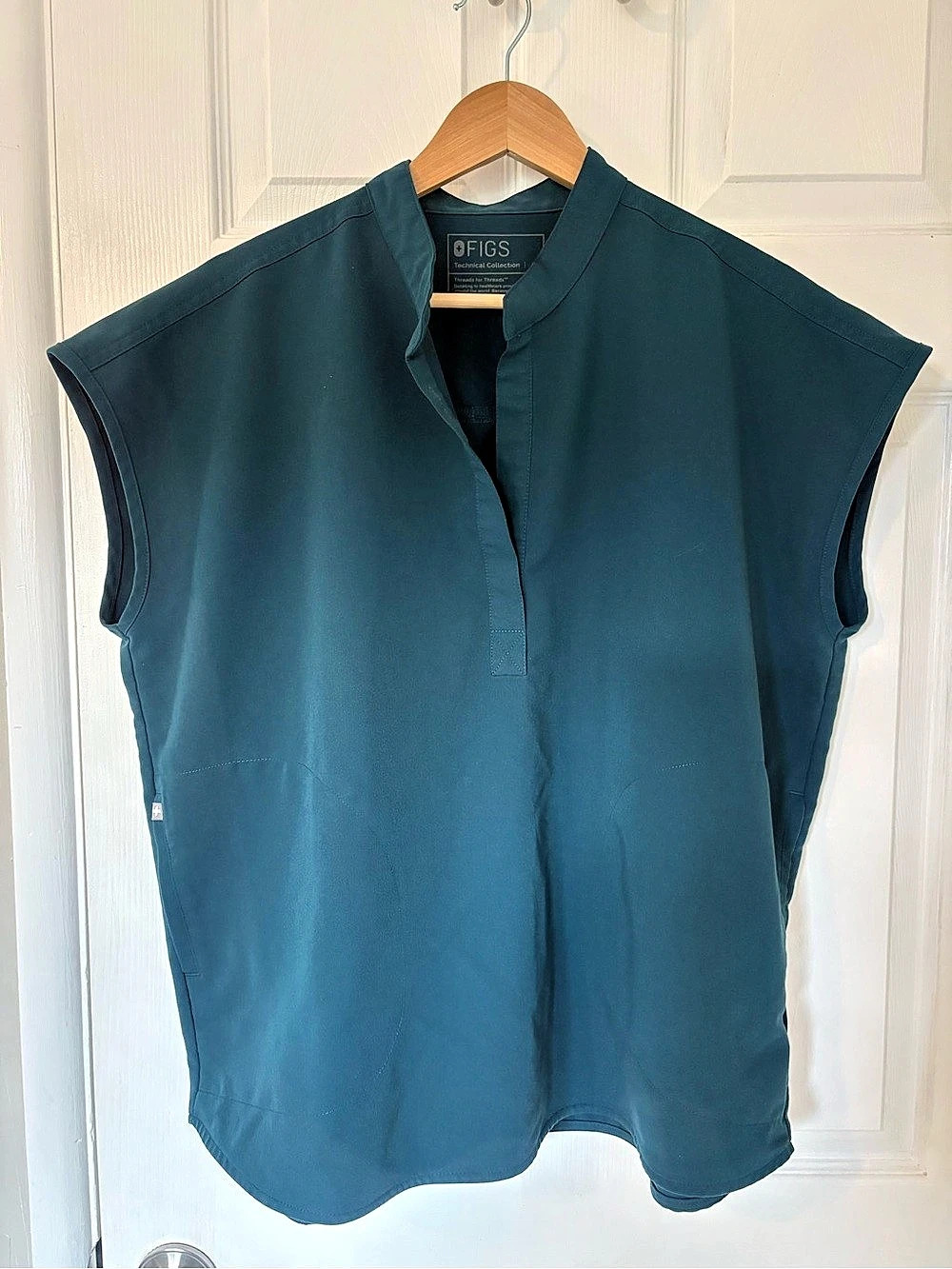 FIGS Rafaela Scrub Top in Caribbean Blue Large Like New